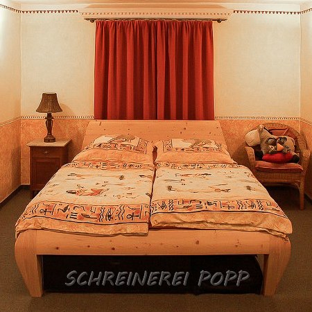 Bettgestell Fichte 2x2m mit geschwungenem Kopfteil