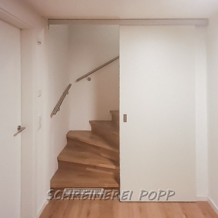 Schiebetür vor Treppenaufgang