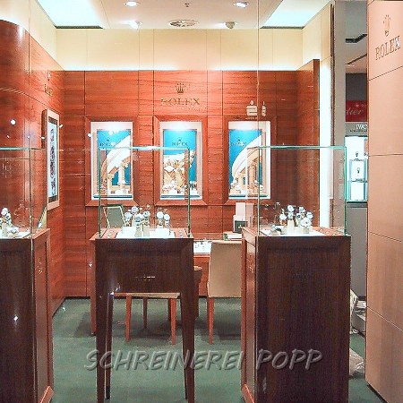 Ladenausbau und Ladeneinrichtung für Luxusuhren