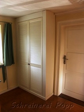 Lamellentürenschrank, teilmassiv, weiß lackiert