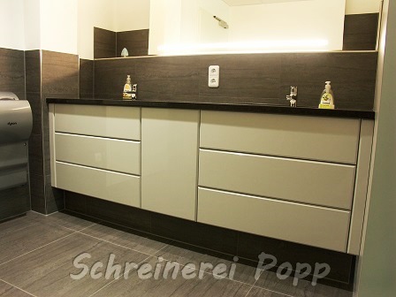 mit Granitplatten und Unterbaubecken