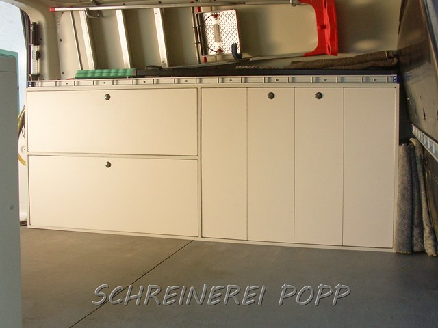 Bei diesem VW T5 Ausbau wurden ein Sideboard über die gesamte Fahrzeuglänge... Individueller VW T5 Ausbau
