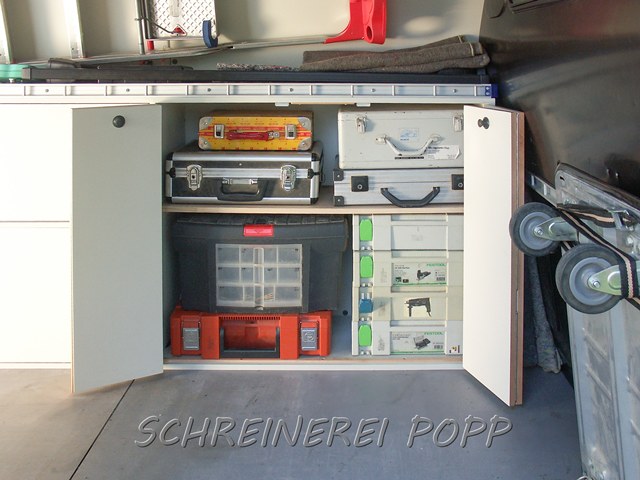 Die eine Hälfte dieses VW T5 Sideboards wurde mit einem stabilen Fachbodenträger und Falttüren realisiert. Individuelle Transportereinrichtung
