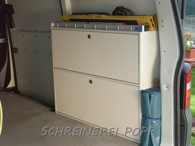 ...und ein halbhoher Radkastenschrank in den Laderaum integriert. T5 Transporter Ausbau nach Maß