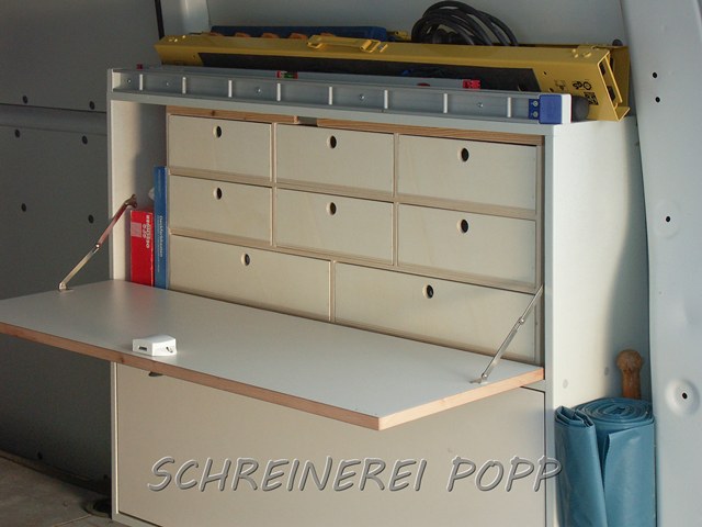 Hinter der oberen Klappe sind Schubkästen eingebaut. Diese können für eine optimale Ordnung auch mit Schilderrahmen zur Beschriftung versehen werden. So weiß man immer gleich was sich in den Schubkästen befindet. KFZ Einrichtung