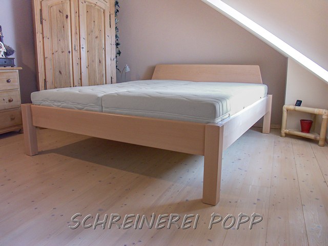 Bett aus Buchenholz, natur lackiert Bett aus Buchenholz, natur lackiert