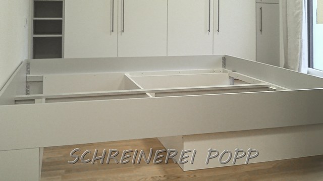 Bettkonstruktion lichtgrau mit Schubkästen Bettkonstruktion lichtgrau mit Schubkästen
