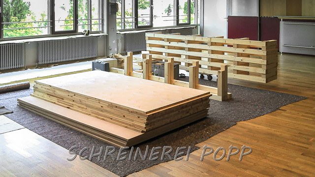 Material für den Bühnenbau in der Stadthalle Germering Material für den Bühnenbau in der Stadthalle Germering