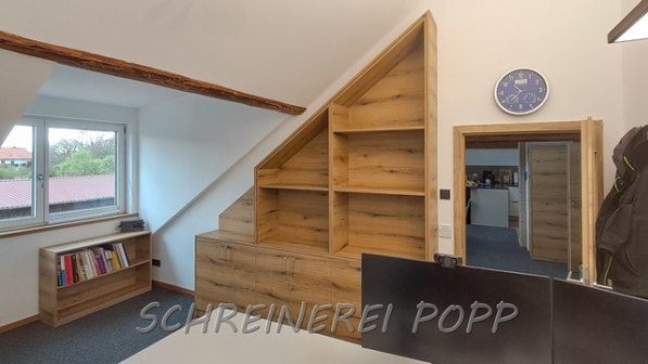 Büroausbau mit Dachschrägenschrank - Büromöbel Büroausbau mit Dachschrägenschrank - Büromöbel