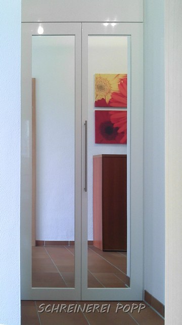 Spiegelschrank mit Falttüre Spiegelschrank mit Falttüre