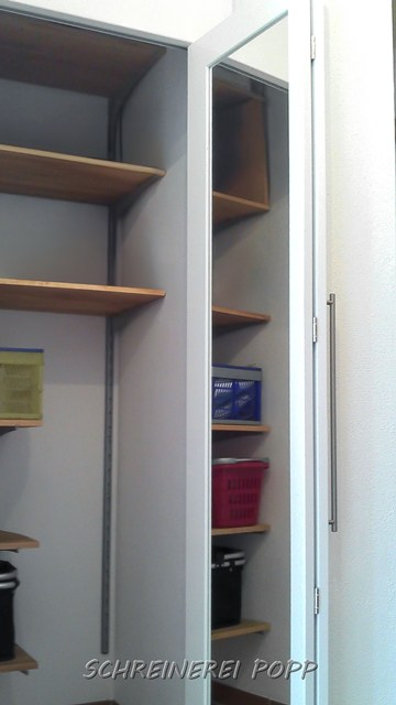 Spiegelschrank mit Falttüre offen Spiegelschrank mit Falttüre offen