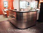 Ladenbau-Empfangstresen-Schaukästen-Produktständer