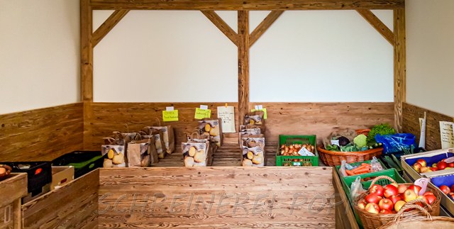 Rustikale Marktmöbel aus Altholz für Hofladen Rustikale Marktmöbel aus Altholz für Hofladen