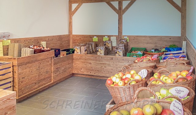 Verkaufsstand Mobiliar für Hofladen aus Altholz Verkaufsstand Mobiliar für Hofladen aus Altholz