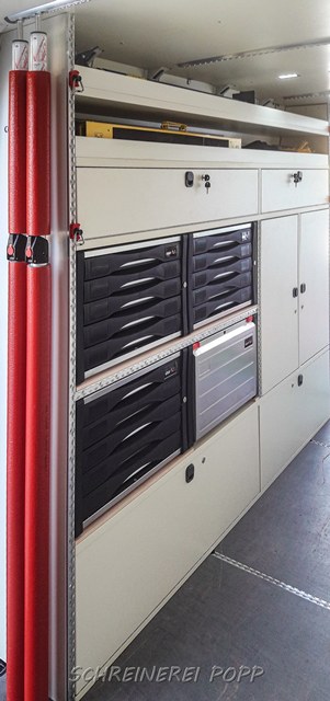 MAN Transporterschrank für Handwerker mit viel Stauraum und abschließbaren Fächern MAN Transporterschrank für Handwerker mit viel Stauraum