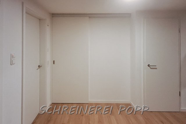 Schiebetür vor Treppenaufgang geschlossen Schiebetür vor Treppenaufgang geschlossen
