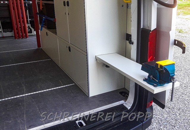 MAN Transporterausbau für Handwerker mit ausziehbarem Schraubstock MAN Transporterausbau für Handwerker mit ausziehbarem Schraubstock