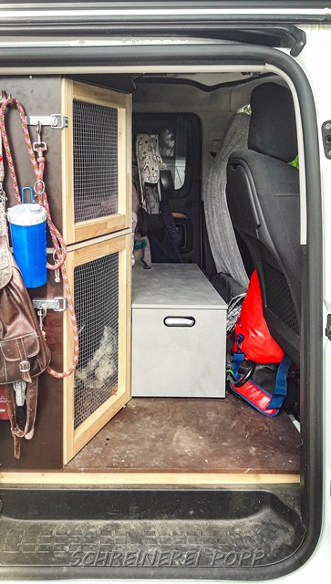 und mit zusätzlichem Stauraum für Hunde-Accessoires Transporterausbau für Hundeschule mit Stauraum für Hunde-Accessoires