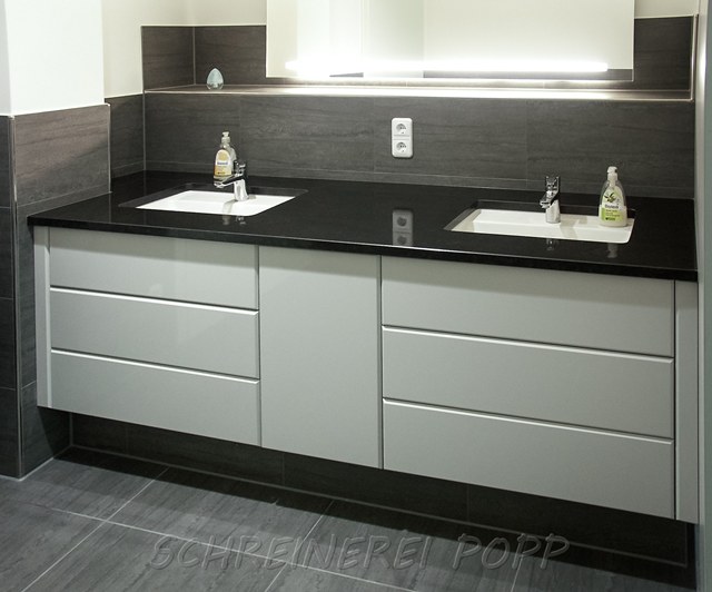 Waschtischunterschrank mit Schubladen und Mittelkonsole - Badezimmermöbel Waschtischunterschrank mit Schubladen und Mittelkonsole - Badezimmermöbel