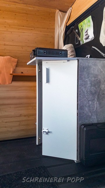 Wohnmobil Ausbau mit Aufbewahrungsschrank Wohnmobil Ausbau mit Aufbewahrungsschrank