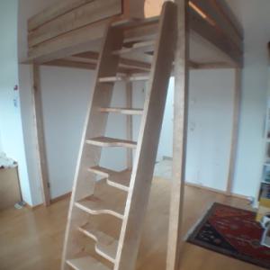 Hochbett mit Raumspartreppe