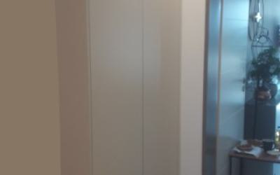 Einbauschrank Cremeweiß lackiert